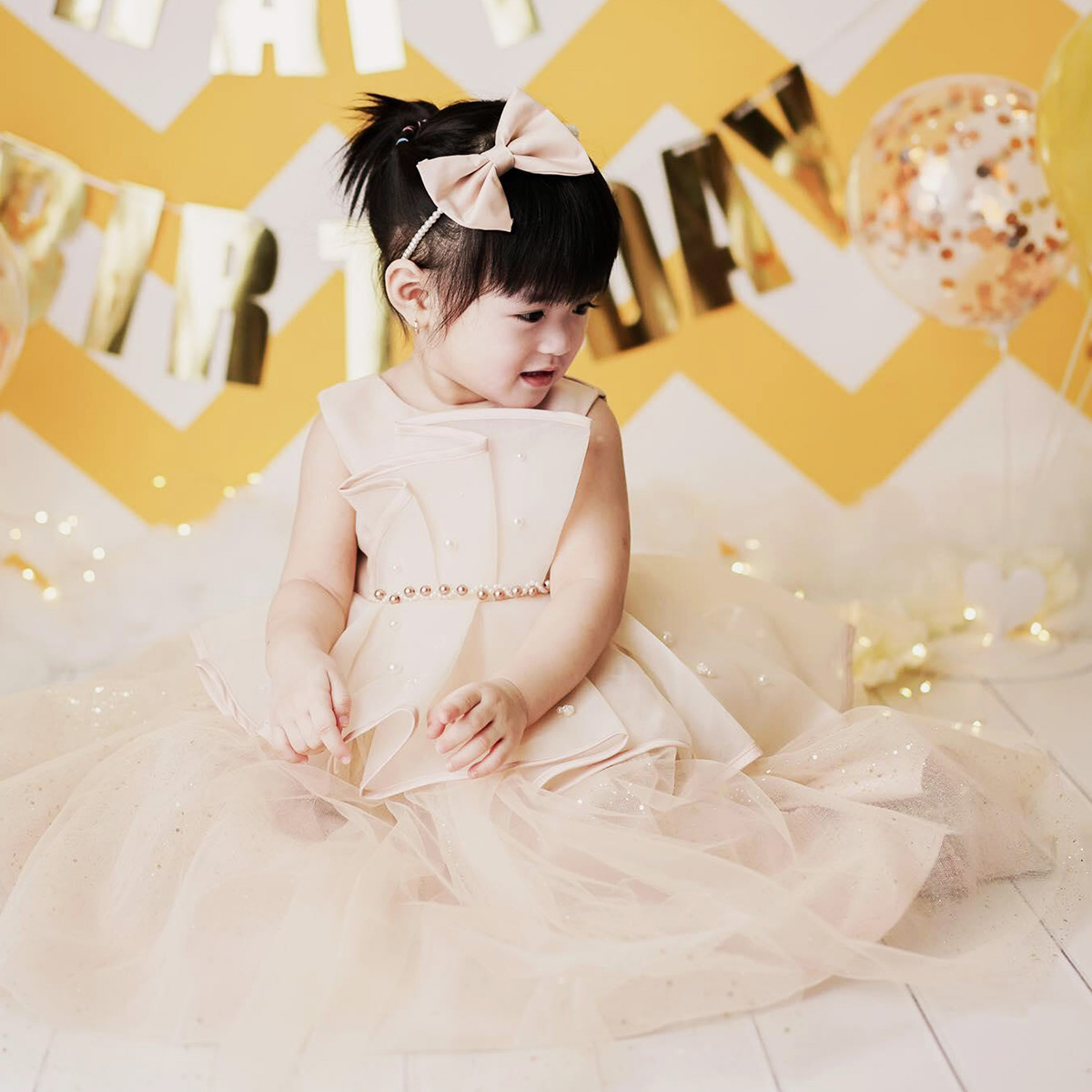 Mua Váy công chúa đầm công chúa thiết kế đính đá kèm ngọc quanh viền cổ màu  vàng cho bé gái vô cùng sang chảnh - Size 5 : 15 -17kg tại Moms Choice |  Tiki